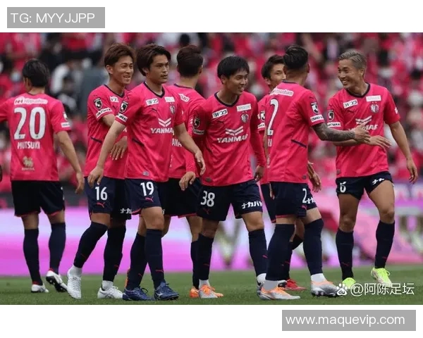 东京绿茵与大阪樱花的激烈对决展现足球魅力与激情的巅峰时刻